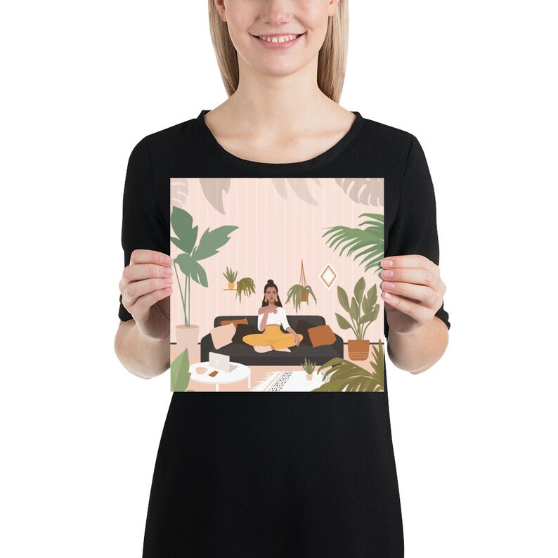 K&ouml;nnte beinhalten: Quadratischer Kunstdruck mit einer Illustration einer Person, die auf einem schwarzen Sofa sitzt, umgeben von Topfpflanzen. Die Person tr&auml;gt ein wei&szlig;es Oberteil und einen gelben Rock. Der Hintergrund hat ein rosa Streifenmuster.