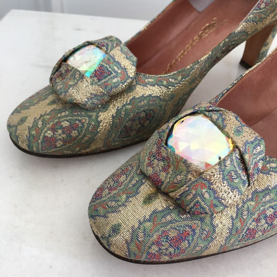 1960s MOD Vintage Mademoiselle / The Fashion Shoe Pumps in Green & Gold Brocade With Huge Crystal Embellishment Size 7.5N  (SKU 10144SH)