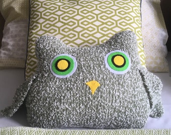 Hand knitted large owl cushion, Hand made boucle yarn owl kids room decoration in grey, beige or green