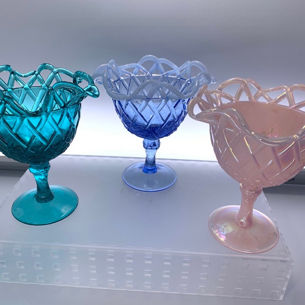 Seltene Fenton Blumen Auf Gitter mit Gekräuseltem Offenen Gitterrand | Auswahl zwischen: Teal / Aqua, Provincial Blue Opalescent oder Pink Karneval irisierend