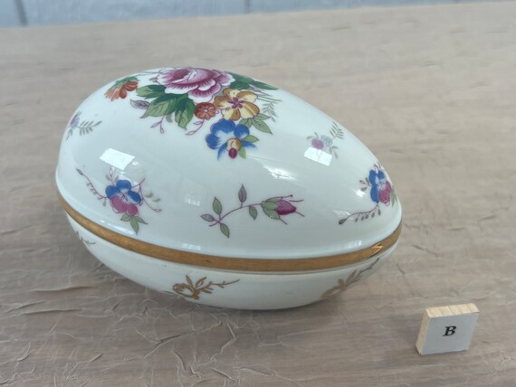 Mid-Century Egg-Shaped Porcelain Pill/Trinket Box… - image 6