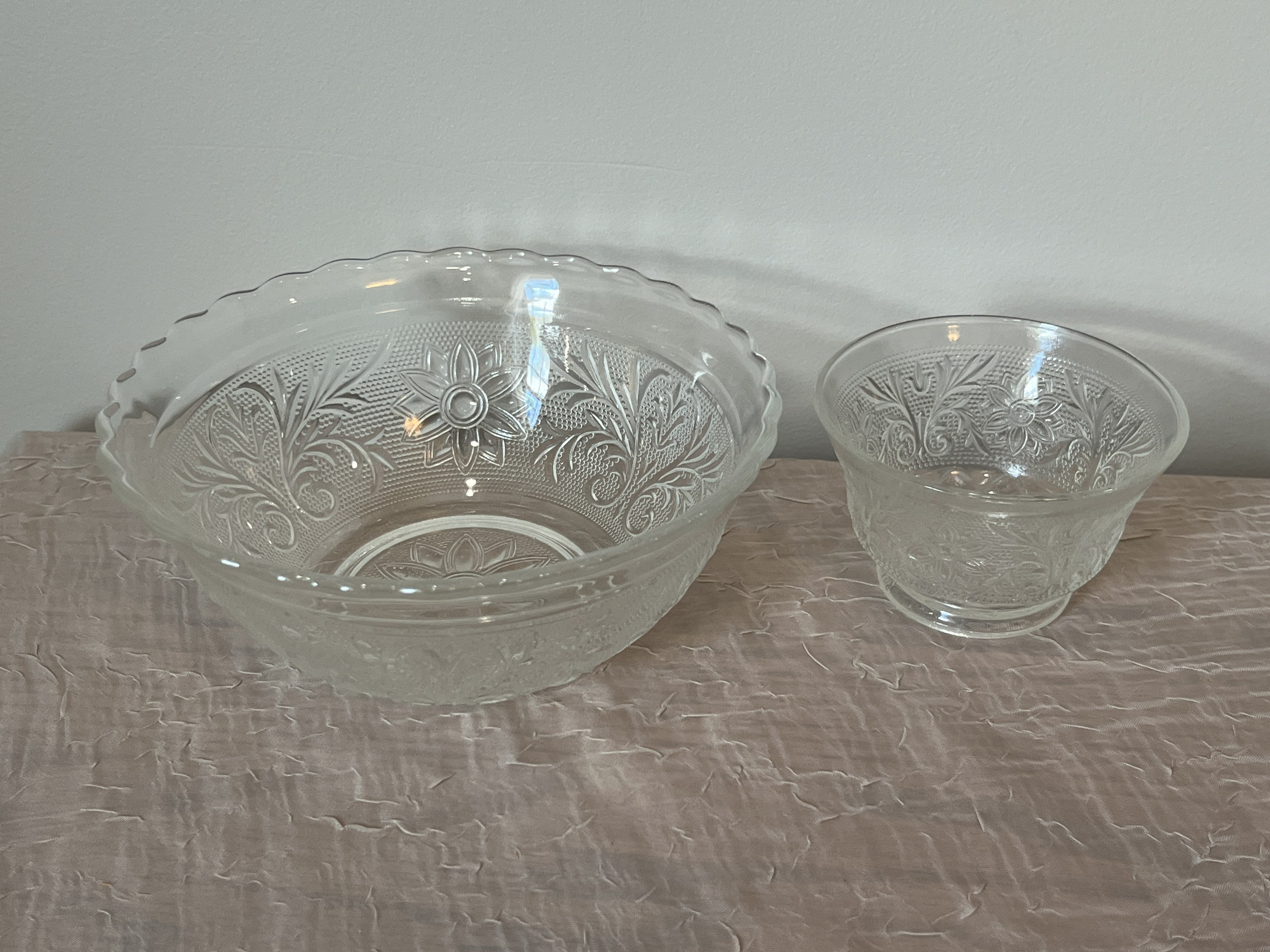 Vintage Blue/Green Glass Bowls, Shell Design, Scalloped Edge – The House of  Hanbury