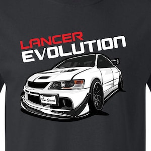 Może przedstawiać: Czarny T-shirt z białym nadrukiem samochodu Mitsubishi Lancer Evolution i napisem "Lancer Evolution" w kolorze czerwonym.