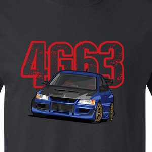 Puede incluir: Camiseta negra con un coche azul y el número "4663" en rojo.