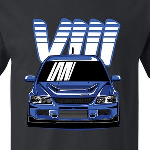 Puede incluir: Una camiseta negra con un gráfico de coche azul Mitsubishi Lancer Evolution VIII y el texto "VIII" en blanco con un fondo a rayas azul y blanco.