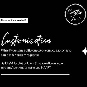 Puede incluir: Texto blanco y negro sobre fondo negro que dice "&iquest;Tienes una idea en mente?" y "Personalizaci&oacute;n". El texto contin&uacute;a con "&iquest;Qu&eacute; pasa si quieres una combinaci&oacute;n de colores, tama&ntilde;o o tienes alguna otra solicitud personalizada?: ★ &iexcl;F&Aacute;CIL! Solo h&aacute;znoslo saber y podemos discutir tus opciones. Queremos hacerte FELIZ". Hay una flecha blanca apuntando hacia la derecha y dos estrellas blancas.