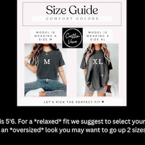 Puede incluir: Gu&iacute;a de tallas para la ropa Comfort Colors. La imagen muestra dos modelos que usan diferentes tallas de una camiseta gris oscuro. El texto incluye "Model is 5'6" y recomendaciones de tallas para un ajuste relajado o extragrande. La marca "Caitlin Vera" tambi&eacute;n es visible.