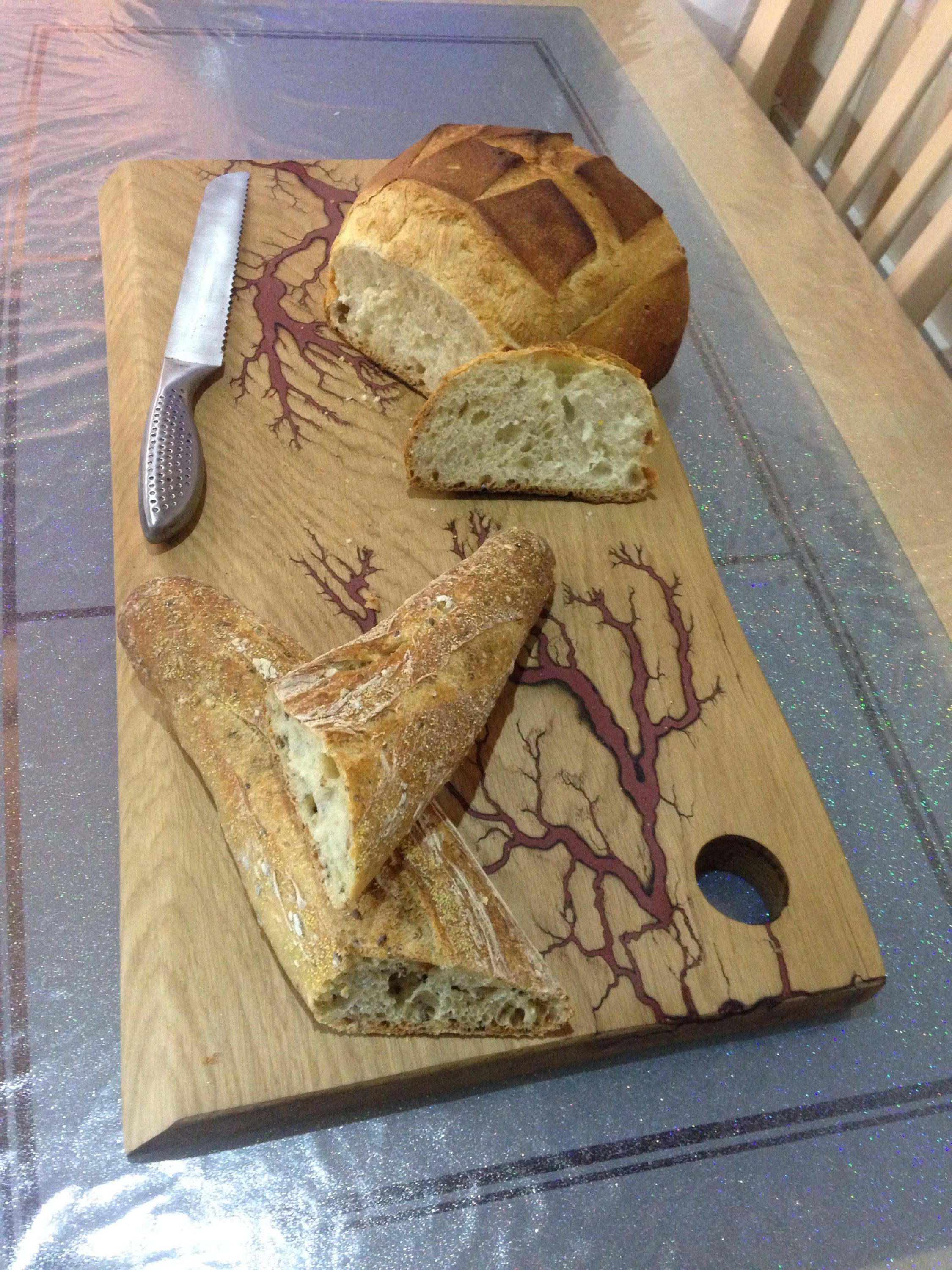 Planche A Découper/Présentation en Chêne Blond Foudroyé Figure de Lichtenberg Rouge Cassis