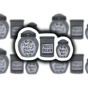 Può includere: Nove barattoli grigi e bianchi con coperchi, ognuno con un'etichetta diversa. Le etichette recitano "Deadly Nightshade", "Frog's Breath" e "Worm's Wort".