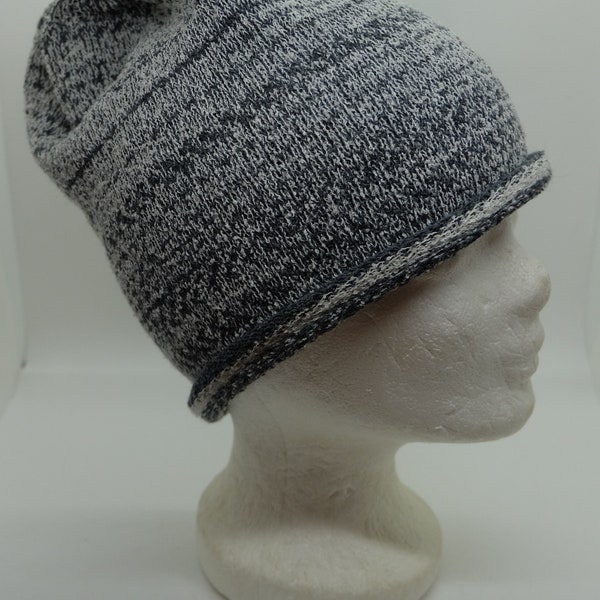 Longbeanie mit Rollrand, dezent  graugrün-glitzerweiß gemustert.