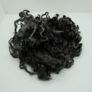 40 grams of Gotland fur sheep curls (1Kg = 175 Euro) anthracite, doll hair, spinning, felting, weaving, crafting