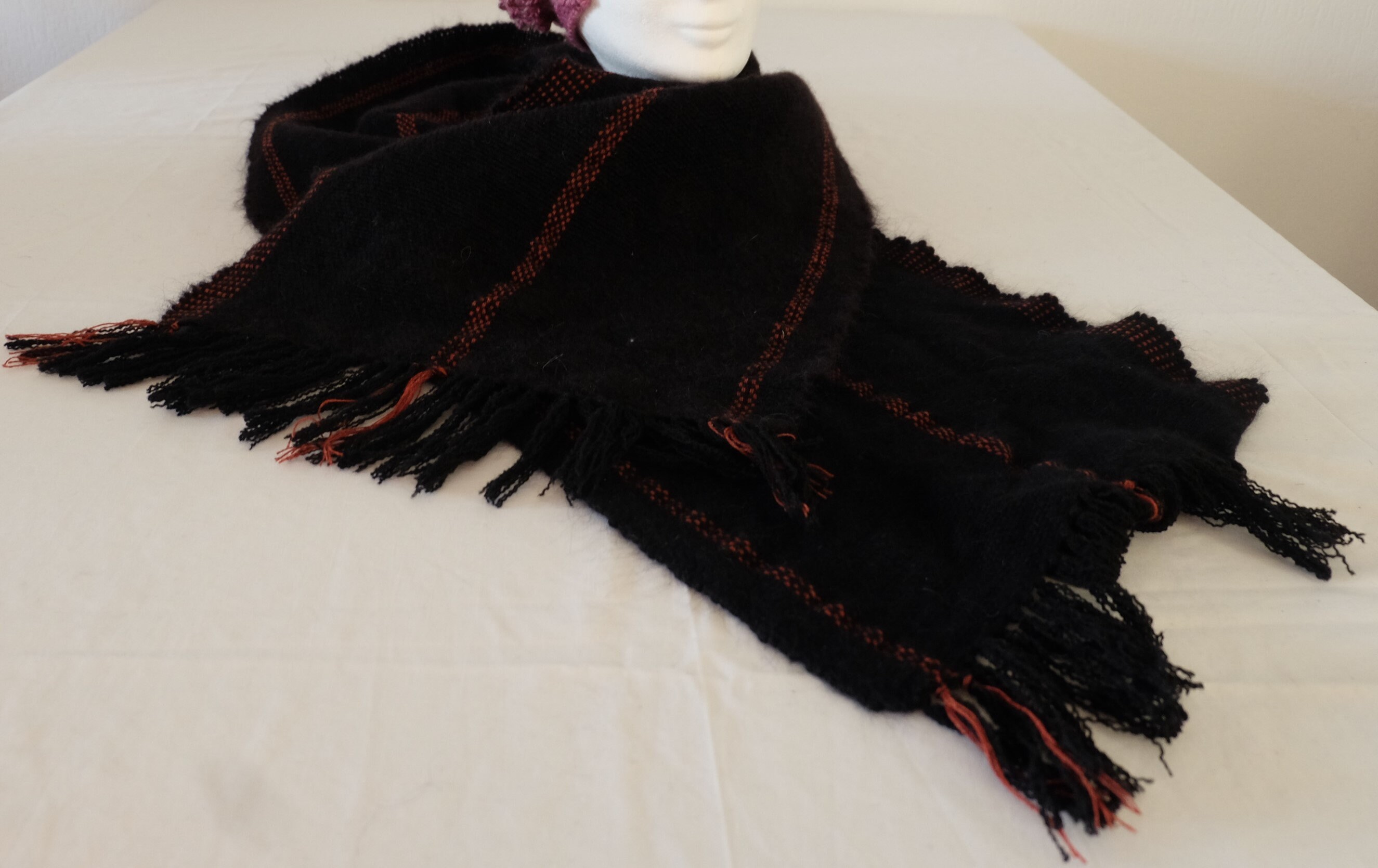 Bufanda de mohair negra con estampados rojos
