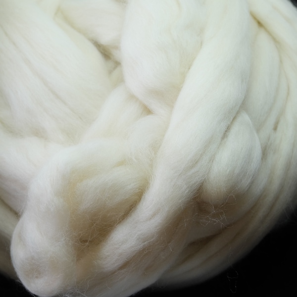 50 grams of Corriedale wool in a comb for spinning, felting, weaving, crafting (1 kg = 65.00 euros)
