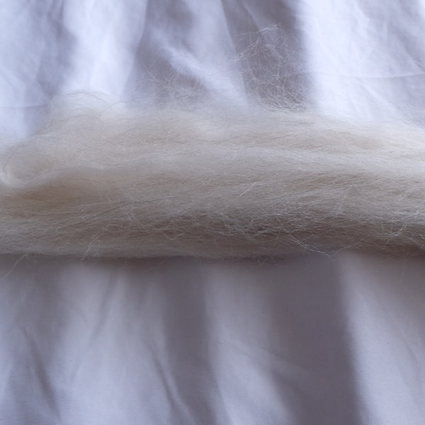 50 grams of Icelandic wool "Arctic fox" in a comb, for spinning, felting, weaving and crafts (1 kg = 70.00 euros)