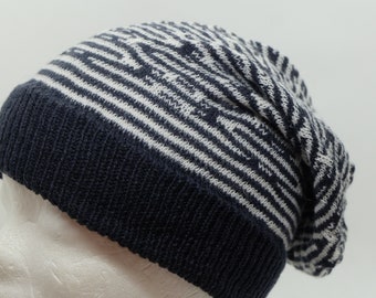 Long beanie with double border and black and white pattern