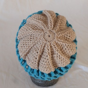 Crocheted beret made of merino wool in beige with turquoise border