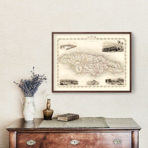 Pode incluir: Um mapa vintage da Jamaica em uma moldura marrom. O mapa &eacute; impresso em preto e branco com acentos vermelhos e amarelos. O mapa &eacute; cercado por uma borda decorativa. O mapa &eacute; intitulado "Jamaica".