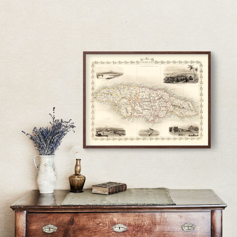 Pode incluir: Um mapa vintage da Jamaica em uma moldura marrom. O mapa &eacute; impresso em preto e branco com acentos vermelhos e amarelos. O mapa &eacute; cercado por uma borda decorativa. O mapa &eacute; intitulado "Jamaica".
