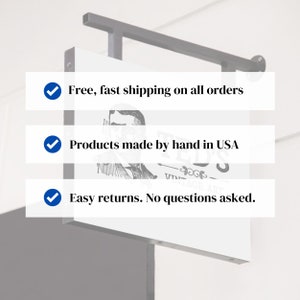 K&ouml;nnte beinhalten: Wei&szlig;es Schild mit drei blauen H&auml;kchen und dem Text: Kostenloser, schneller Versand f&uuml;r alle Bestellungen, Produkte von Hand in den USA hergestellt, Einfache R&uuml;ckgabe. Keine Fragen gestellt.