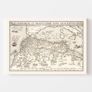 K&ouml;nnte beinhalten: Eine antike Schwarzwei&szlig;karte von Barbarien und Biledulgerid, einer Region in Nordafrika. Die Karte tr&auml;gt den Titel "BARBARIAE ET BILEDVLGERID, NOVA DESCRIPTION" und enth&auml;lt den Text "Libyae pars, que hodie Sarra appellatur." Die Karte zeigt die K&uuml;ste Nordafrikas, einschlie&szlig;lich des Mittelmeers und des Atlantischen Ozeans.