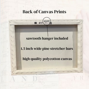 K&ouml;nnte beinhalten: R&uuml;ckseite eines Leinwanddrucks mit dem Text "Back of Canvas Prints", "sawtooth hanger included", "1.5 inch wide pine stretcher bars" und "high quality polycotton canvas".