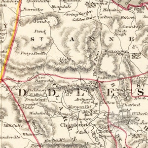 Pode incluir: Um mapa vintage da &aacute;rea em torno da cidade de Diddle, com os nomes das cidades e caracter&iacute;sticas geogr&aacute;ficas pr&oacute;ximas. O mapa &eacute; impresso em preto e branco com linhas vermelhas e rosadas destacando as estradas e os rios.