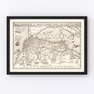 K&ouml;nnte beinhalten: Eine Vintage-Karte von Nordafrika mit dem Titel "BARBARIAE ET BILEDVLGERID, NOVA DESCRIPTIO." Die Karte ist in Schwarzwei&szlig; gehalten und zeigt die K&uuml;ste Nordafrikas, einschlie&szlig;lich des Mittelmeers und des Atlantischen Ozeans. Die Karte ist von einem schwarzen Rahmen umgeben.
