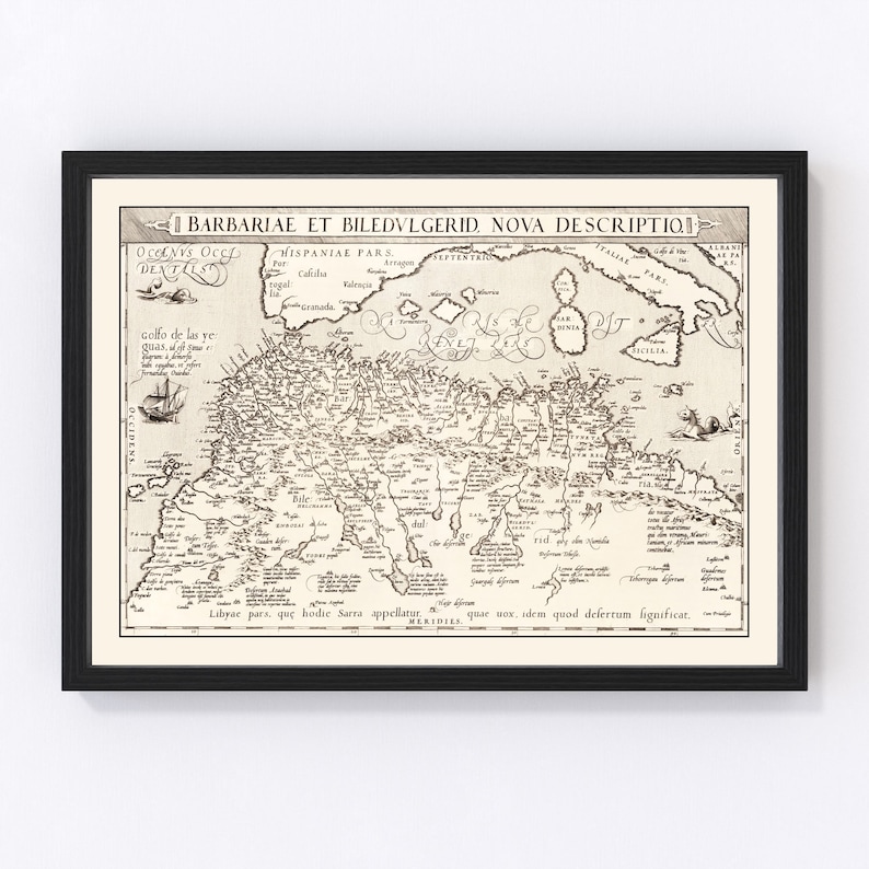 K&ouml;nnte beinhalten: Eine Vintage-Karte von Nordafrika mit dem Titel "BARBARIAE ET BILEDVLGERID, NOVA DESCRIPTIO." Die Karte ist in Schwarzwei&szlig; gehalten und zeigt die K&uuml;ste Nordafrikas, einschlie&szlig;lich des Mittelmeers und des Atlantischen Ozeans. Die Karte ist von einem schwarzen Rahmen umgeben.