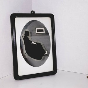 vintage Silhouette Femme en chaise Miroir Métal Encadré Photo manuscrite note manuscrite