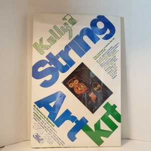 Könnte beinhalten: Kelly's String Art Kit mit einem Eulenmotiv. Das Kit enthält eine 40,6 x 61 cm große Faserplatte, Stoff, Messingnägel und Dekor-Schnur. Kein Hämmern erforderlich.