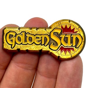 Golden Sun dla GBA, logo tytułowe 2” 3D emaliowana szpilka i magnes - Klasyczna sztuka gier retro GBA i DS - Klasyczna sztuka gier retro