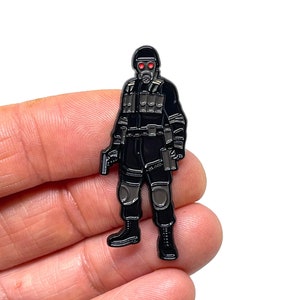 Resident Evil Serie, HUNK 4,5 cm Emaille Pin und Magnet - Klassische PS Videospiele Konsole Kunst - Retro Gaming Pin