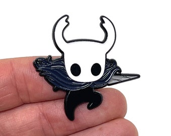 Hohler Ritter 1.5" Emaille Pin oder Magnet, wahlweise mit Glow-in-the-Dark Kopf oder ohne Glow - Videospiel Emaille Pin