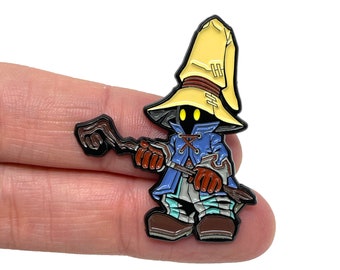 Final Fantasy IX für PS1 - Vivi Ornitier 1,5 Zoll Emaille Pin oder Magnet - Klassische PS1 Retro Gaming Kunst