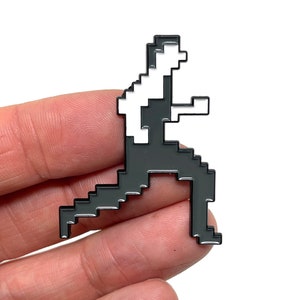 C64 の不可能ミッション、シークレット エージェント 1.75 インチ エナメル ピンとマグネット - クラシックな c64 レトロ ゲーム アート