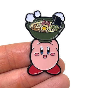 Kirby comiendo ramen, pin esmaltado e imán de 4,4 cm - Arte clásico de Game Boy - Juegos retro