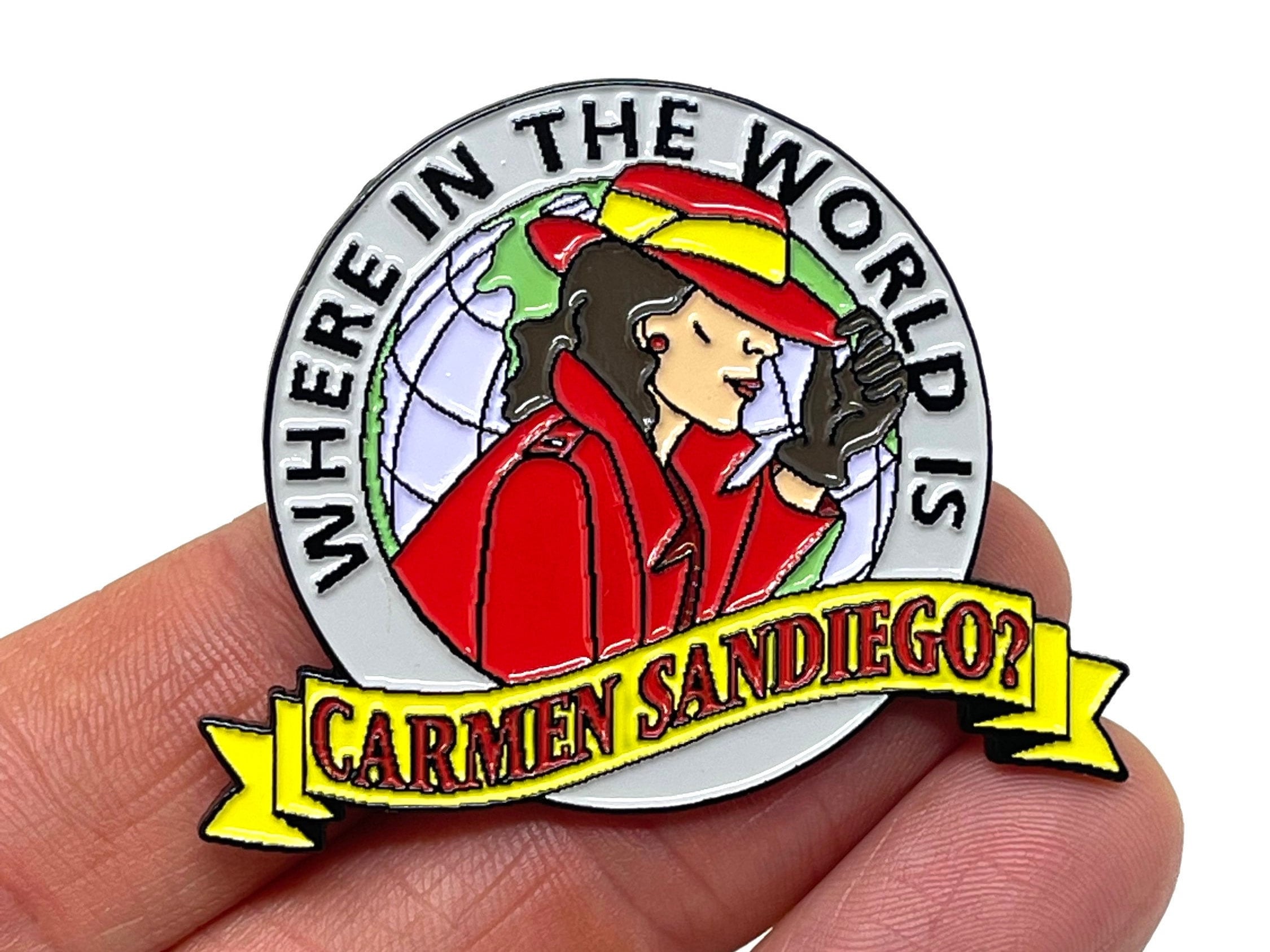 Où se trouve Carmen Sandiego, épinglette en émail de 5 cm avec logo Carmen Sandiego et aimant - Art de jeu rétro classique