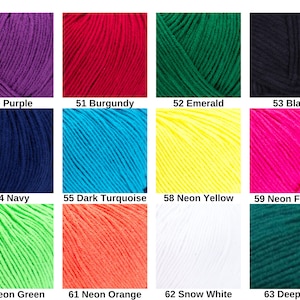 Puede incluir: Una carta de colores con doce madejas de hilo en varios tonos. Los colores incluyen morado, borgo&ntilde;a, esmeralda, negro, azul marino, turquesa oscuro, amarillo ne&oacute;n, fucsia ne&oacute;n, verde ne&oacute;n, naranja ne&oacute;n, blanco nieve y mar profundo. Cada color est&aacute; etiquetado con un n&uacute;mero.