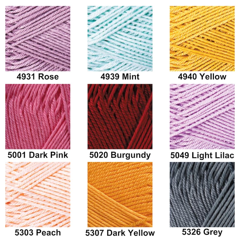 Puede incluir: Una cuadr&iacute;cula de nueve muestras de hilo etiquetadas con n&uacute;meros y nombres: 4931 Rose, 4939 Mint, 4940 Yellow, 5001 Dark Pink, 5020 Burgundy, 5049 Light Lilac, 5303 Peach, 5307 Dark Yellow y 5326 Grey, mostrando hebras de fibra texturizadas.