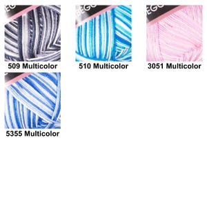 Puede incluir: Cuatro ovillos de lana con distintos patrones de color: 509 Multicolor en gris y blanco, 510 Multicolor en azul y blanco, 3051 Multicolor en rosa claro y blanco, y 5355 Multicolor con rayas de color azul brillante y blanco.
