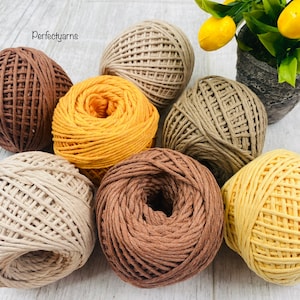 Peut inclure: Plusieurs pelotes de fil de couleurs variées, allant du marron au jaune. Le texte "Perfectyarns" est visible. Ces pelotes sont parfaites pour le tricot, le crochet et d'autres travaux manuels.