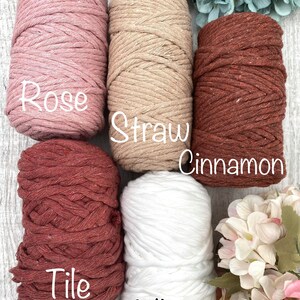 Pu&ograve; includere: Cinque bobine cilindriche di corda intrecciata disposte in gruppo. I colori sono etichettati come Rose, Straw, Cinnamon, Tile e White. Ogni bobina presenta una trama spessa e strutturata. La corda &egrave; presentata in un colore solido e uniforme.