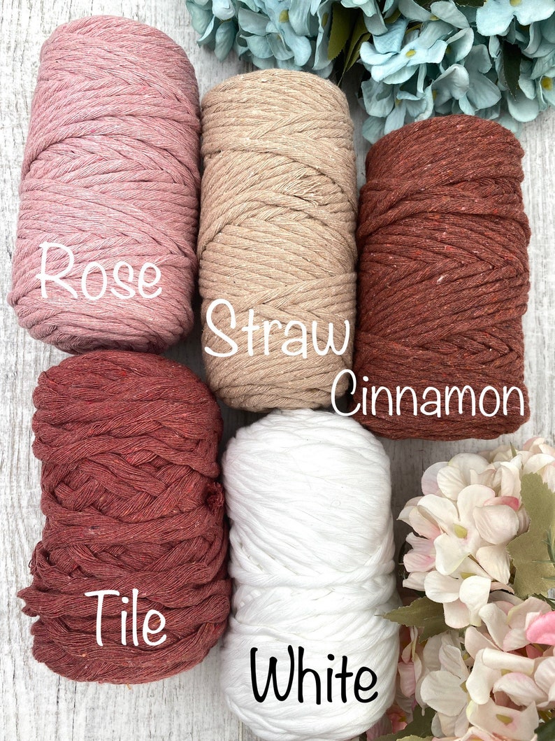 Pu&ograve; includere: Cinque bobine cilindriche di corda intrecciata disposte in gruppo. I colori sono etichettati come Rose, Straw, Cinnamon, Tile e White. Ogni bobina presenta una trama spessa e strutturata. La corda &egrave; presentata in un colore solido e uniforme.