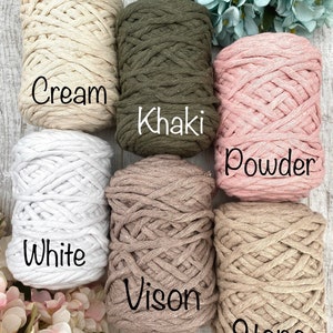 Pu&ograve; includere: Sei matasse di corda di cotone intrecciato spesso disposte in una griglia. I colori sono etichettati come Cream, Khaki, Powder, White, Vison e Stone. Ogni matassa presenta un aspetto intrecciato e testurizzato con uno spessore costante.