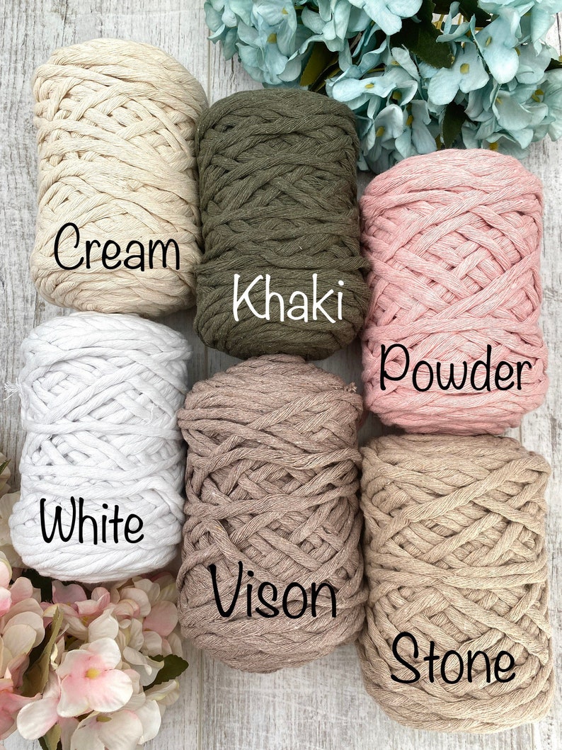 Pu&ograve; includere: Sei matasse di corda di cotone intrecciato spesso disposte in una griglia. I colori sono etichettati come Cream, Khaki, Powder, White, Vison e Stone. Ogni matassa presenta un aspetto intrecciato e testurizzato con uno spessore costante.