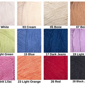 Puede incluir: Una cuadr&iacute;cula de doce ovillos de hilo en varios colores etiquetados con n&uacute;meros y nombres: 01 White, 03 Cream, 05 Bone, 07 Beige, 11 Light Green, 15 Blue, 17 Dark Jeans, 19 Light Lilac, 20 Pink Lilac, 23 Light Orange, 26 Red, 28 Black Jeans.