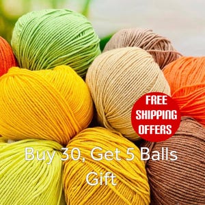 Peut inclure: Une collection de pelotes de laine de différentes couleurs, notamment vert citron, jaune vif, beige, orange et marron. Un graphique circulaire rouge est superposé avec le texte blanc FREE SHIPPING OFFERS et Buy 30, Get 5 Balls Gift.