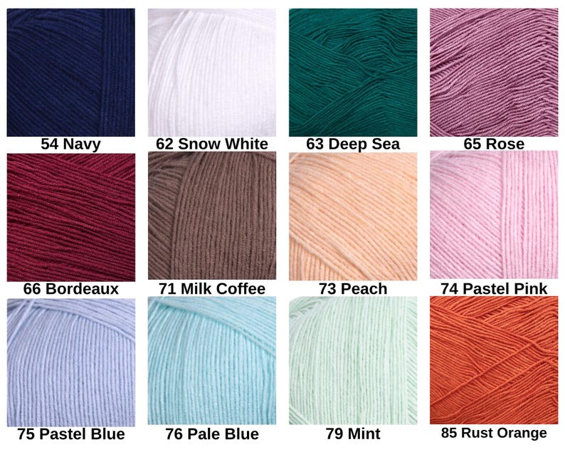 Puede incluir: Una cuadr&iacute;cula de doce ovillos de lana de varios colores etiquetados con n&uacute;meros y nombres: 54 Navy, 62 Snow White, 63 Deep Sea, 65 Rose, 66 Bordeaux, 71 Milk Coffee, 73 Peach, 74 Pastel Pink, 75 Pastel Blue, 76 Pale Blue, 79 Mint, 85 Rust Orange.