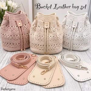 May include: A set of three bucket bags in dusty pink, beige, and white, featuring a crocheted body with a star pattern, a drawstring closure, and a matching leather base with a detachable shoulder strap. The text reads Bucket Leather bag set.