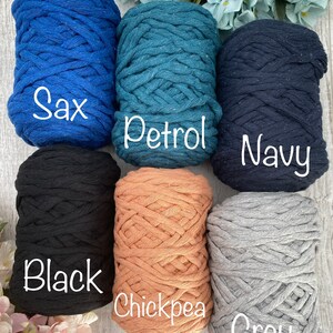 Pu&ograve; includere: Sei matasse di filato intrecciato spesso disposte su due file. I colori sono etichettati come Sax, Petrol, Navy, Black, Chickpea e Grey. Ogni matassa presenta una consistenza a corda spessa e continua, offrendo un aspetto uniforme per ogni tinta.